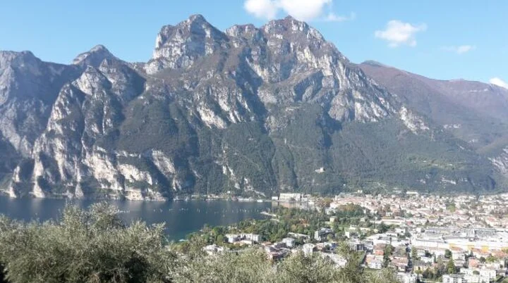 Sinnbild von Gardasee mit Bergen im Hintergrund für Link Hochtourenkurs in Arco | © DAV Leipzig- Eileen Straub