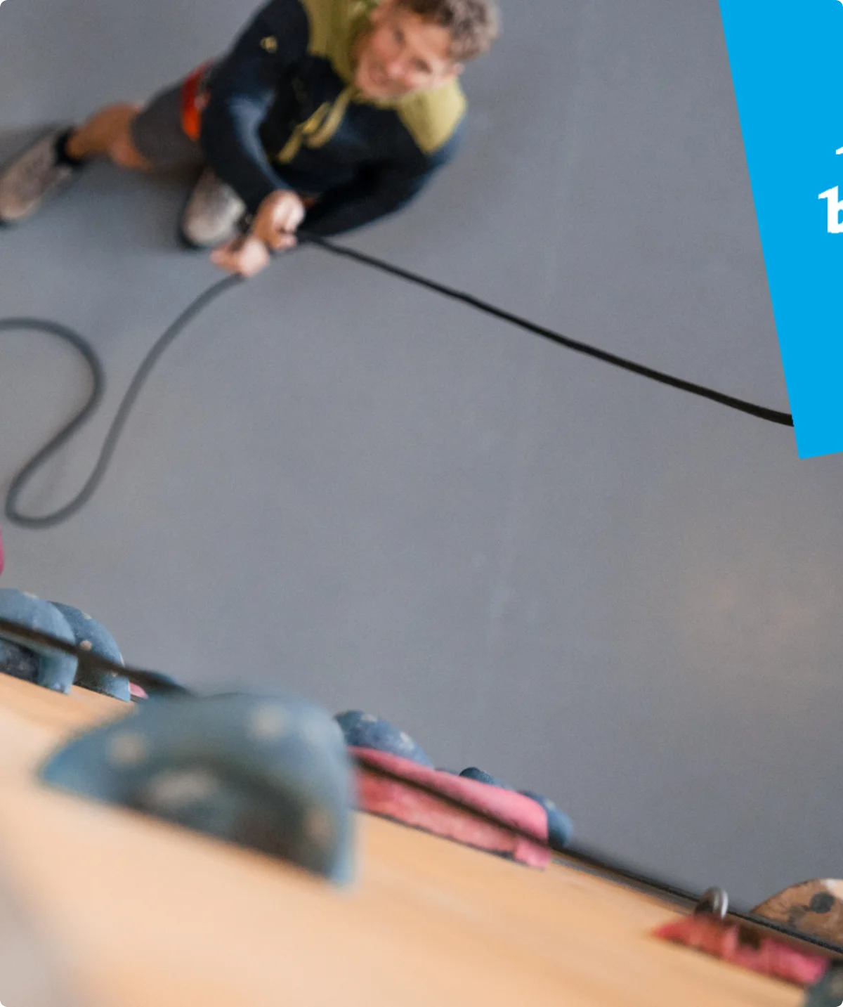 Eine junge Frau an der Kletterwand in der Kletterhalle des DAV Demo | © DAV / Fotograf: M.Muster