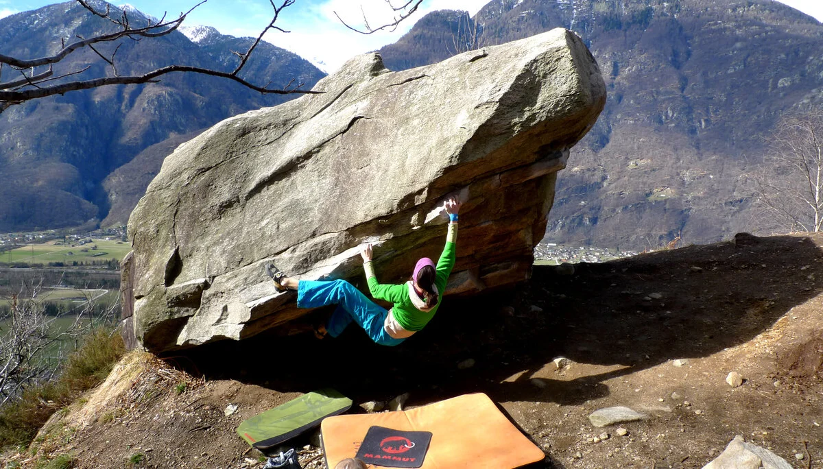 Ein Mann bouldert an einem Outdoor-Boulderfelsblock | © DAV/Matthias Keller
