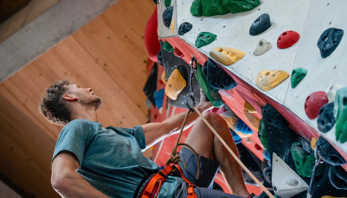 Ein Mann beginnt an einer Wand zu bouldern | © DAV/Marisa Koch