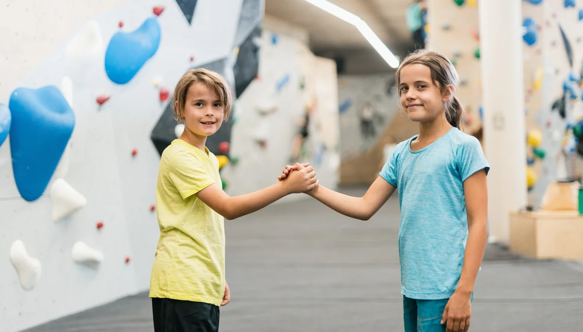 Geschafft! 2 Mädchen freuen sich über ihren Boulderschein | © DAV