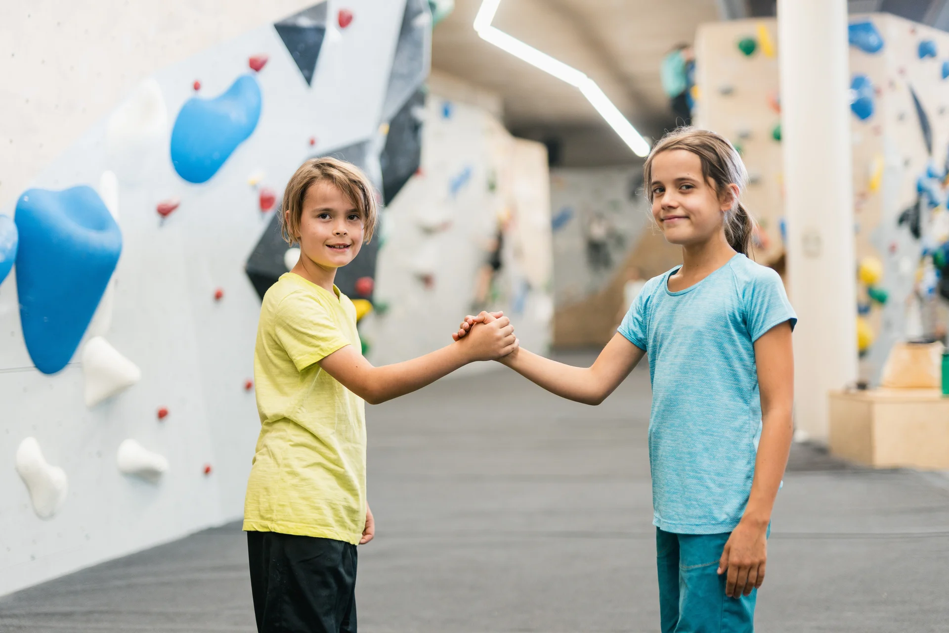 Geschafft! 2 Mädchen freuen sich über ihren Boulderschein | © DAV