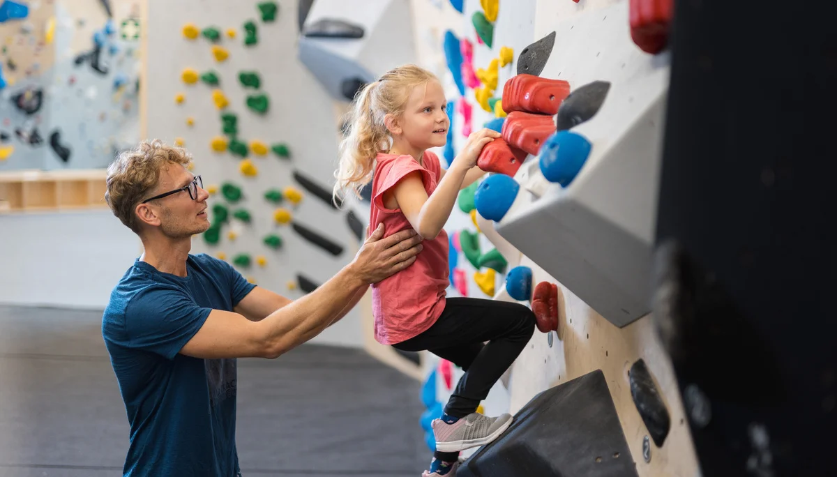 Hilfestellung beim Bouldern | © DAV