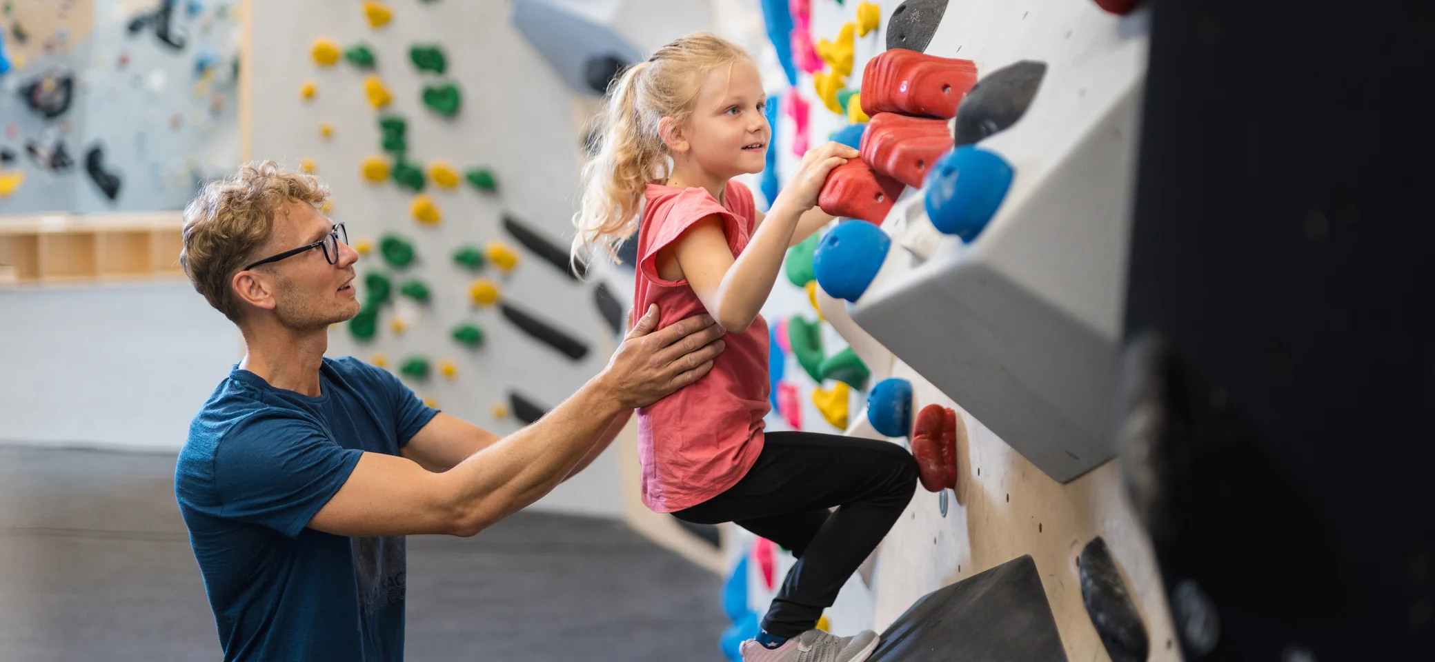 Hilfestellung beim Bouldern | © DAV