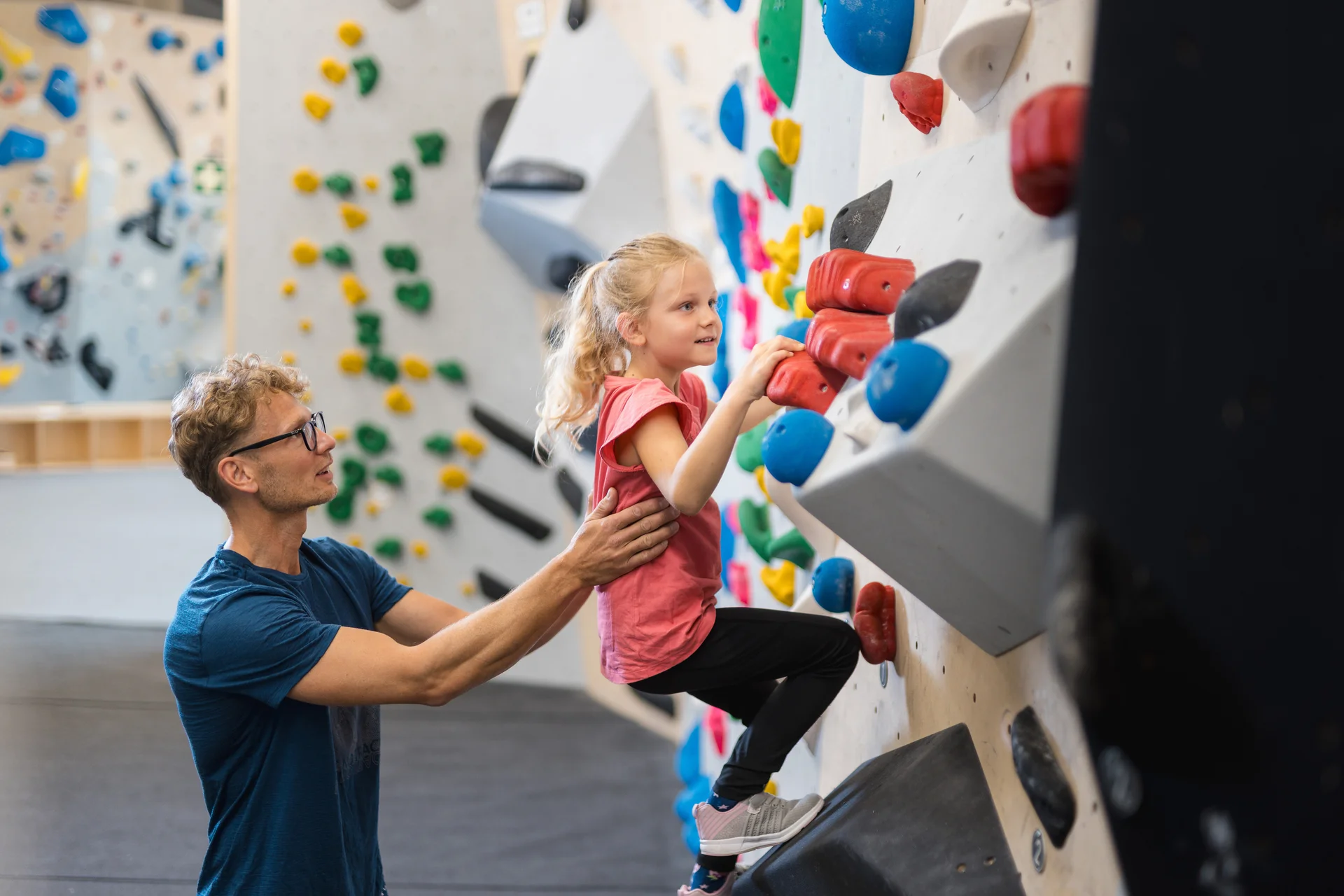 Hilfestellung beim Bouldern | © DAV