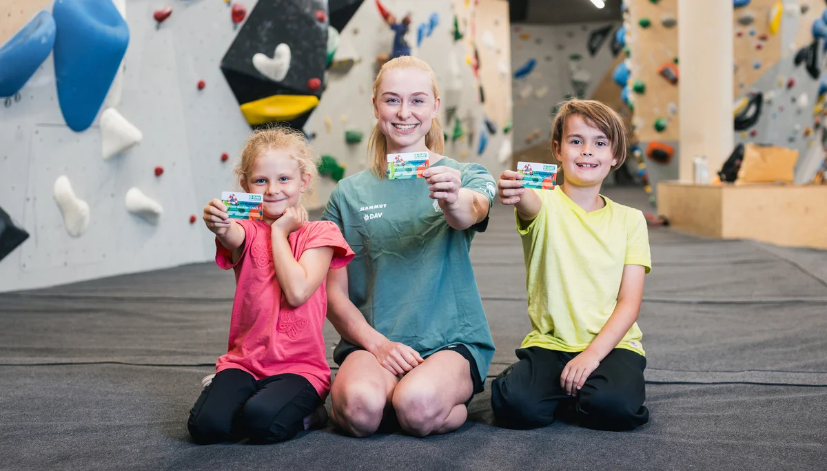Der DAV bietet den Boulderschein Indoor an: Kinder mit Lucia Dörfel | © DAV