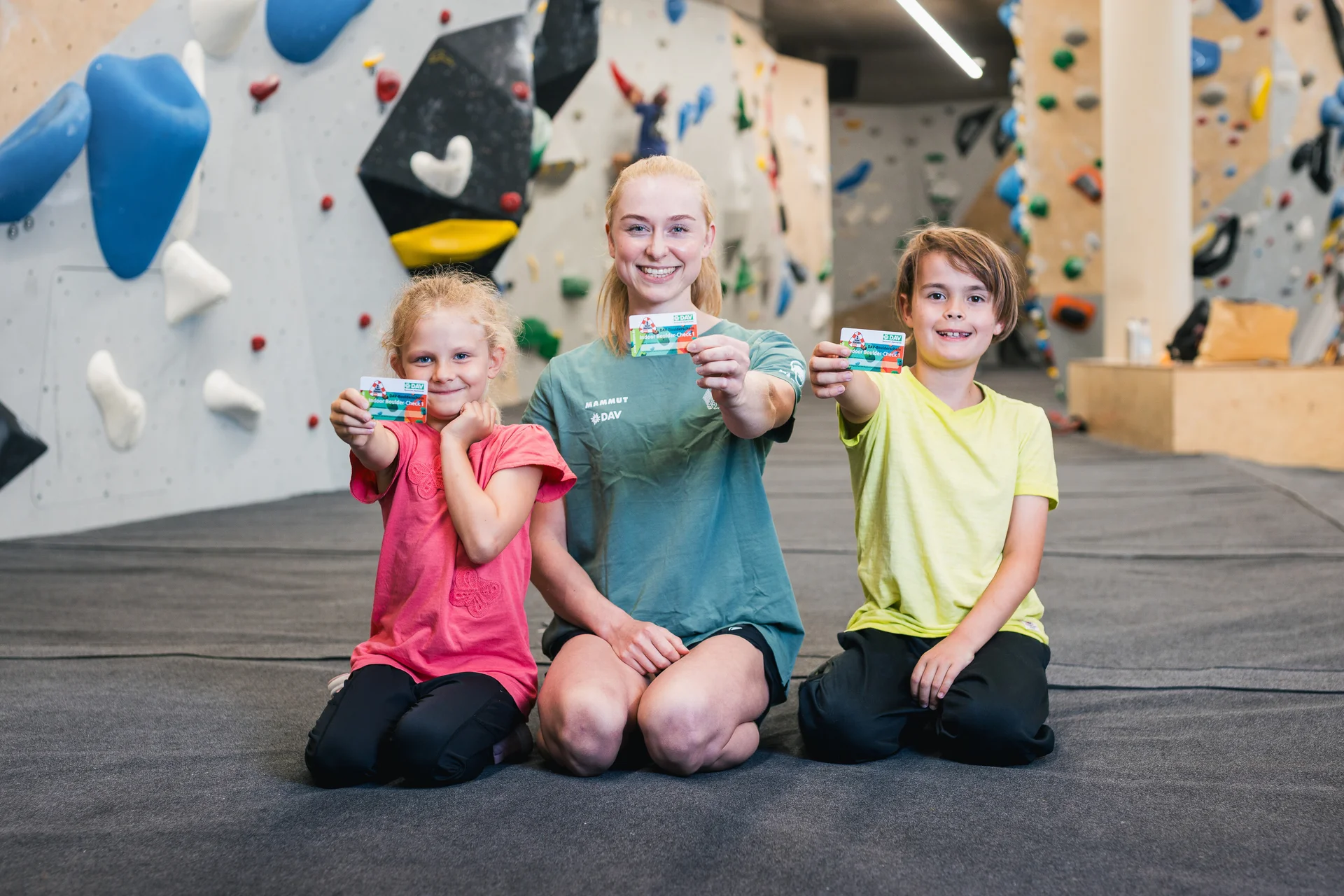 Der DAV bietet den Boulderschein Indoor an: Kinder mit Lucia Dörfel | © DAV