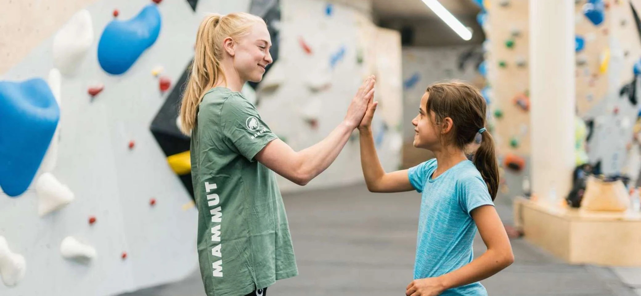Lucia Dörfel gratuliert zum DAV Boulderschein | © DAV