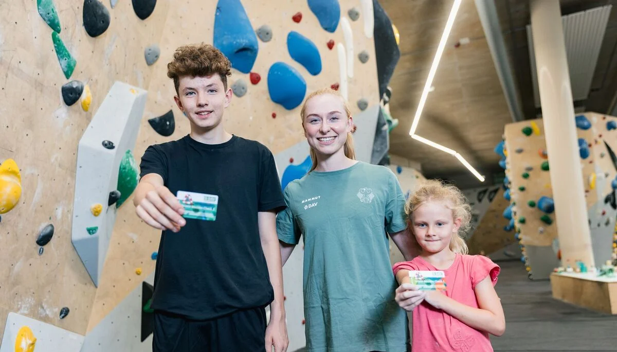 Lusia Dörfel und zwei Kinder, die den Boulderschein bekommen haben | © DAV