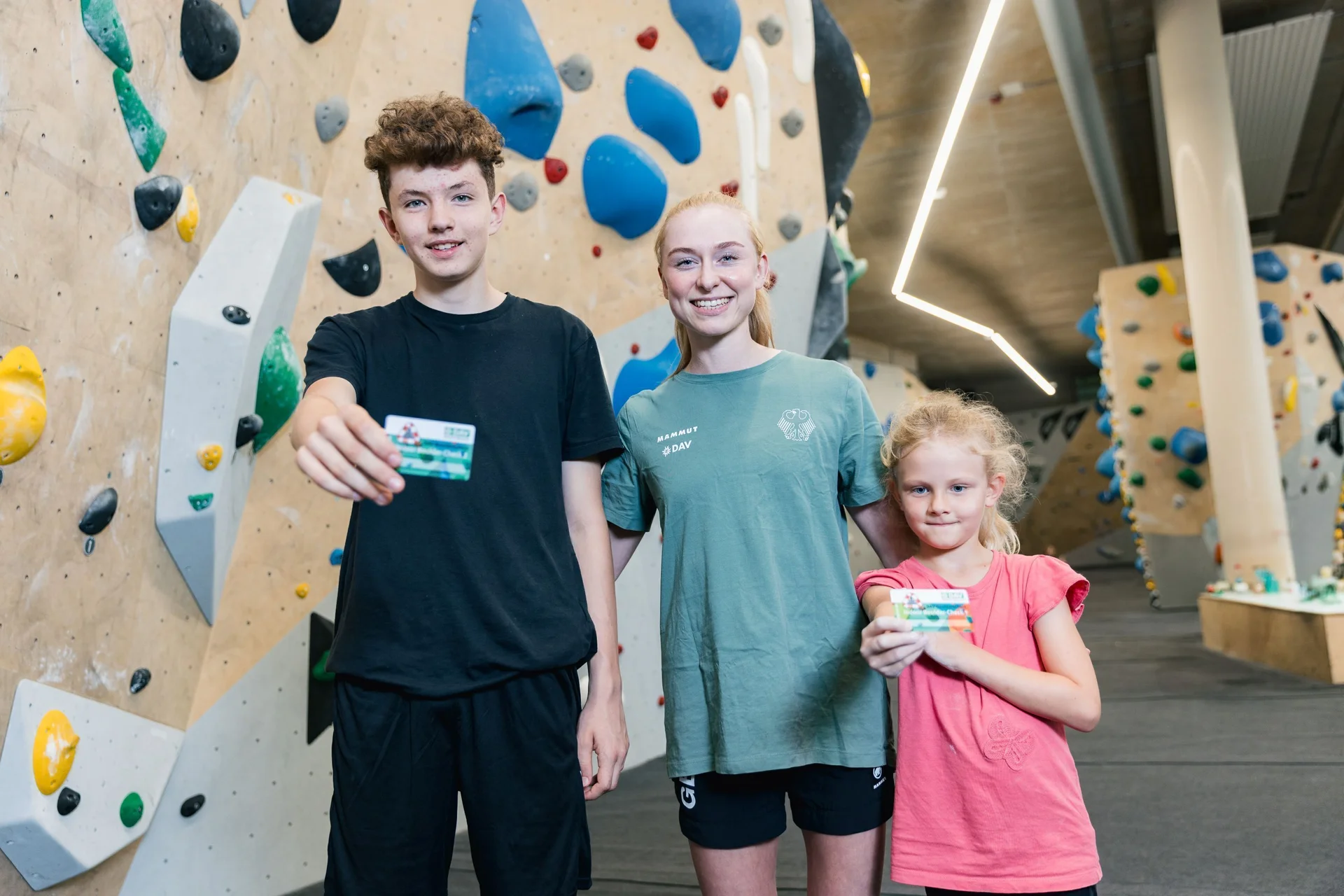 Lusia Dörfel und zwei Kinder, die den Boulderschein bekommen haben | © DAV