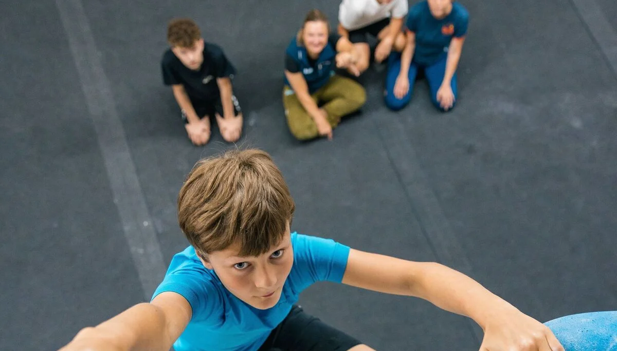Ein Junge aus der Vogelperspektiv beim Boulder | © DAV