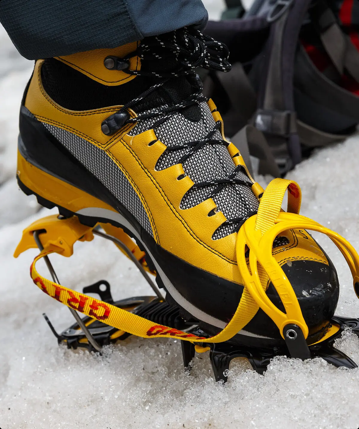 Ein Schuh mit Steigeisen auf einem Eisfeld | © DAV/Marco Kost