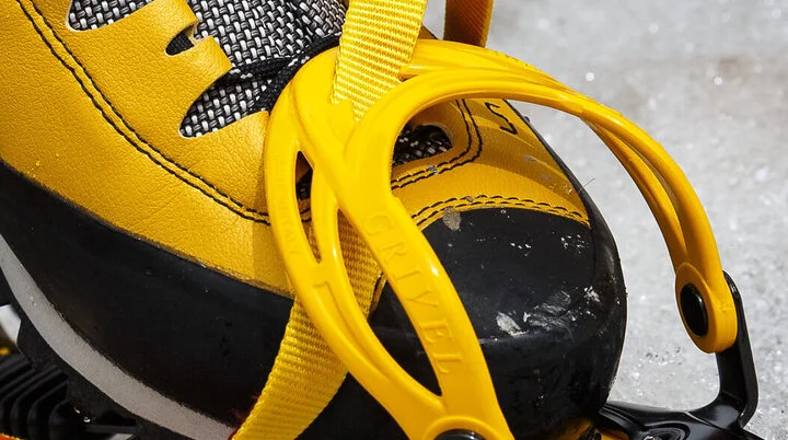 Ein Schuh mit Steigeisen auf einem Eisfeld | © DAV/Marco Kost