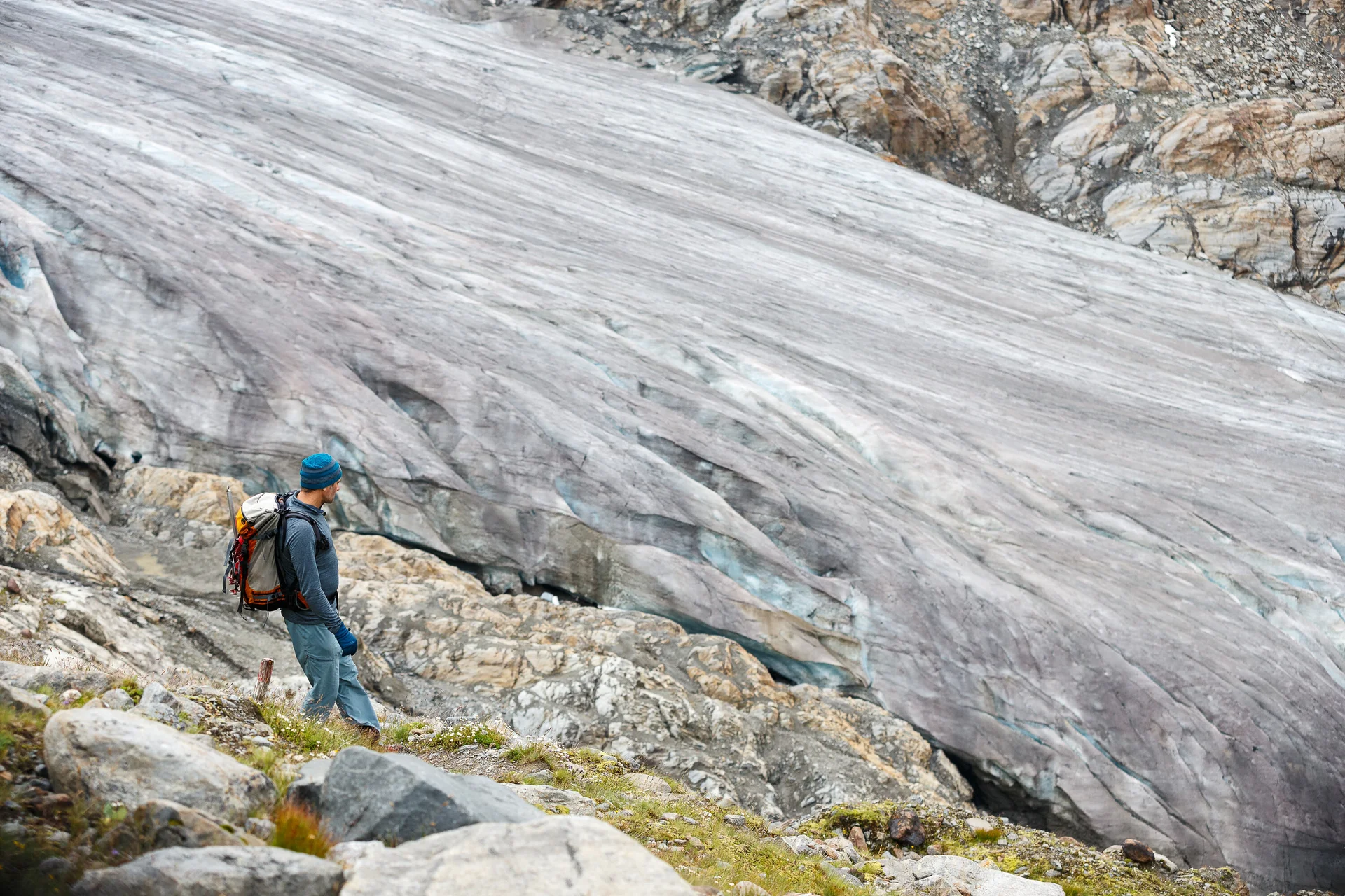 Ein Mann mit Rucksack wandert auf einem Gletscherfeld | © DAV/Marco Kost