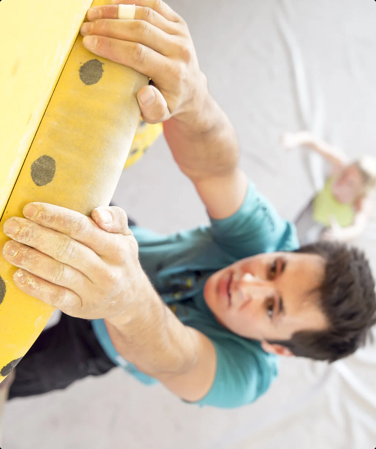 Ein Mann beim Training an einem gelben Campusboard - aus der Vogelperspektive fotografiert | © DAV/ Hansi Heckmair