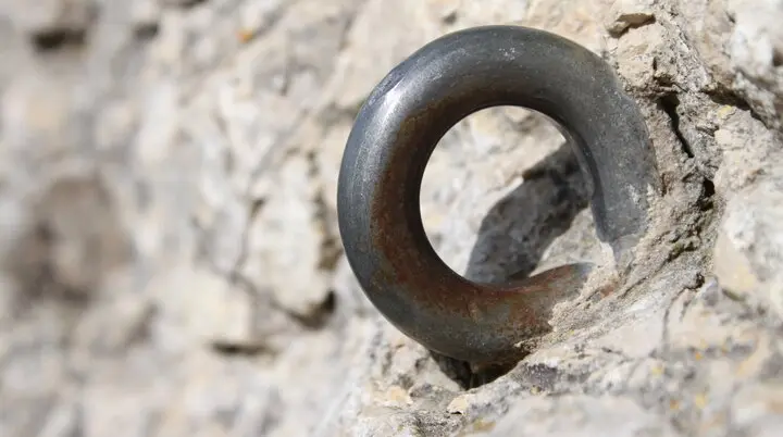 Sicherungsring in den Feld gehauen | © DAV/Steffen Reich