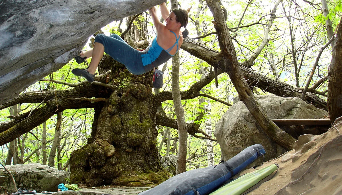 Ein Mann klettert an einem Boulderfelsen in Chironico | © DAV/Matthias Keller