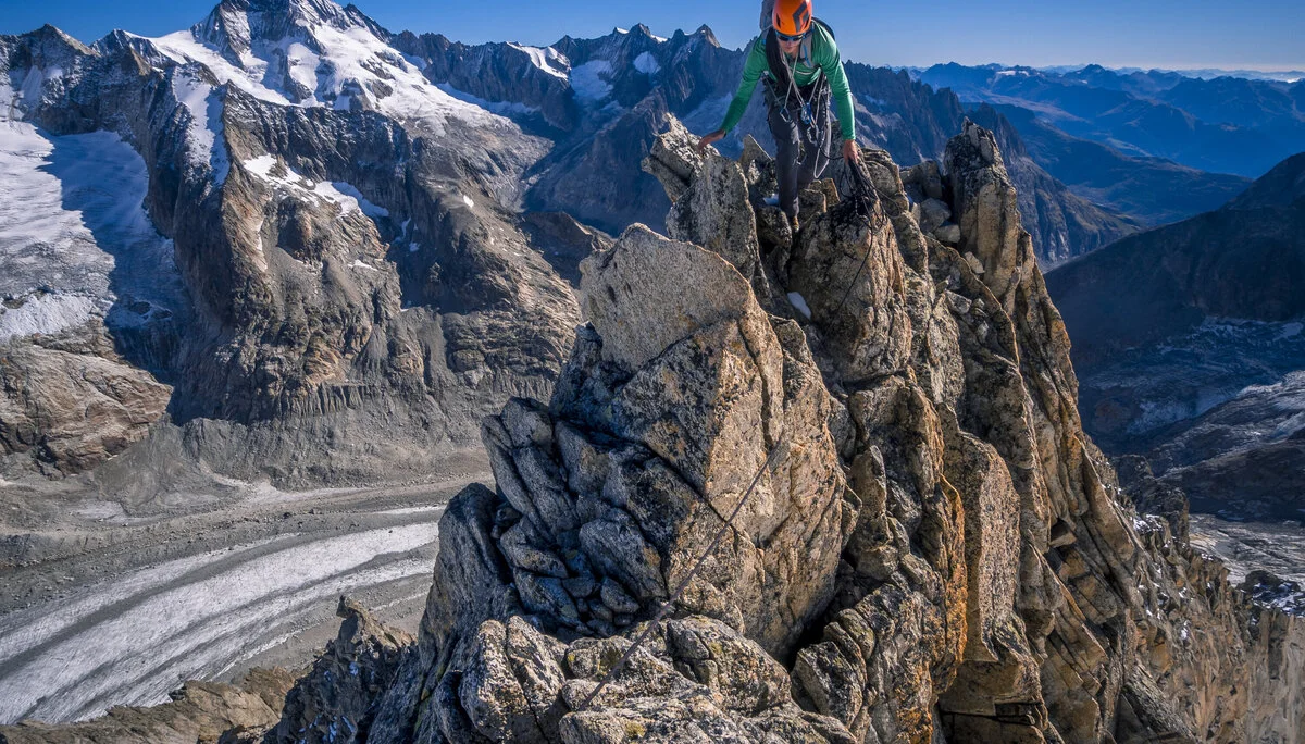 Ein Kletterer auf dem Nesthorn in den Berner Alpen | © DAV/Silvan Metz