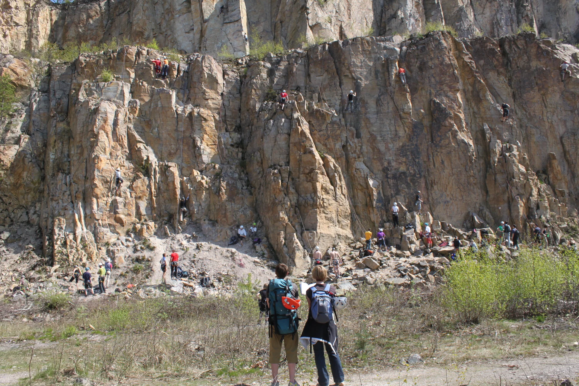 Zwei Kletterer vor einer Wand im Steinbruch Schriesheim | © DAV/Steffen Reich