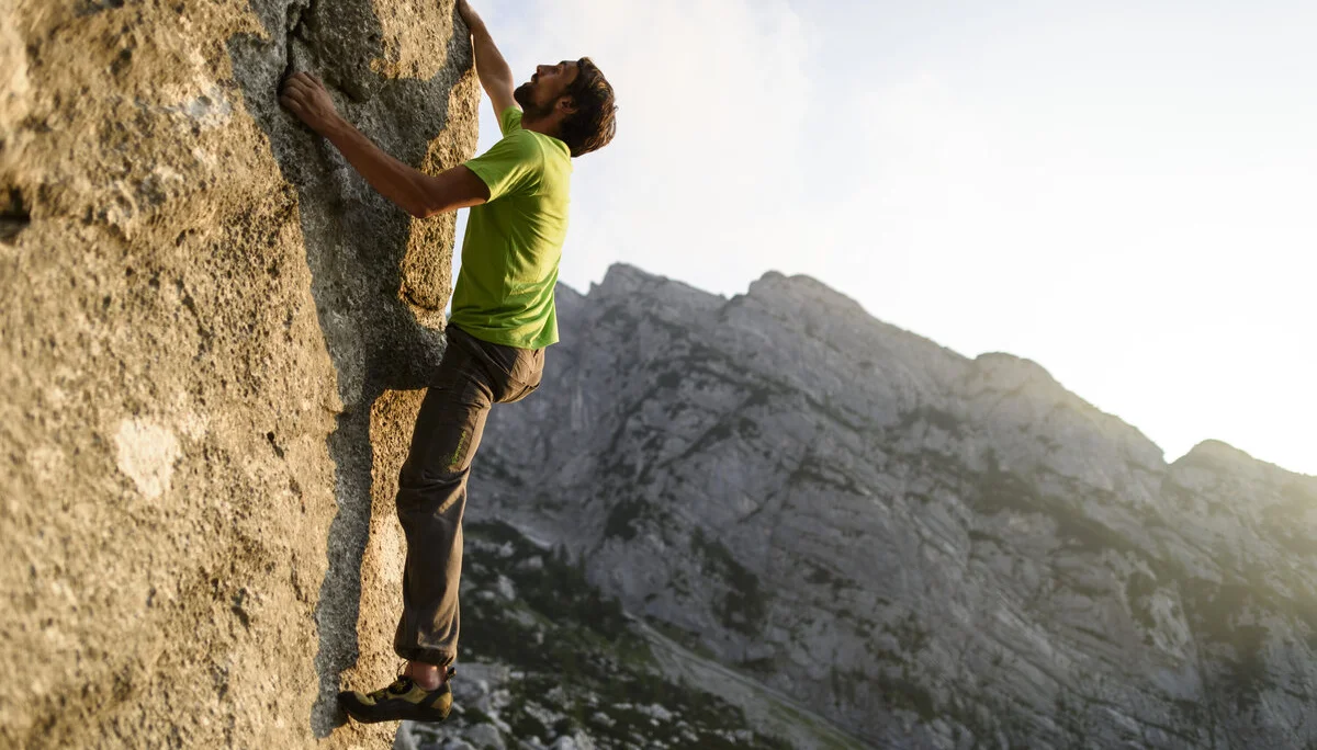 Ein Mann beim Bouldern am Fels. | © DAV/Wolfgang Ehn