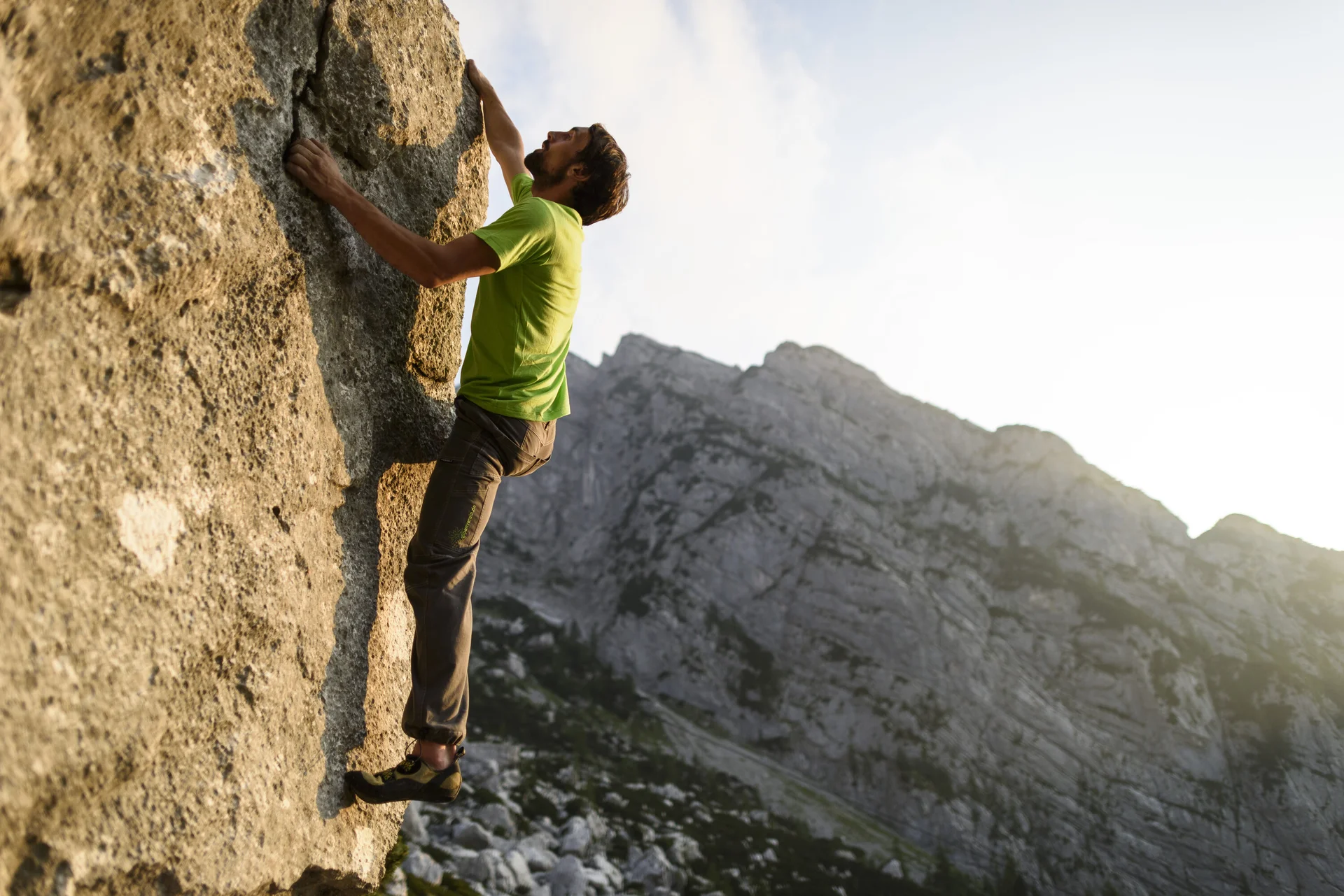 Ein Mann beim Bouldern am Fels. | © DAV/Wolfgang Ehn