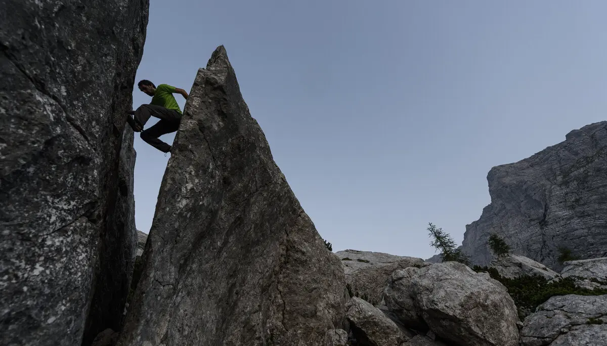 Ein Mann beim Bouldern an einem Outdoor-Fels. | © DAV/Wolfgang Ehn