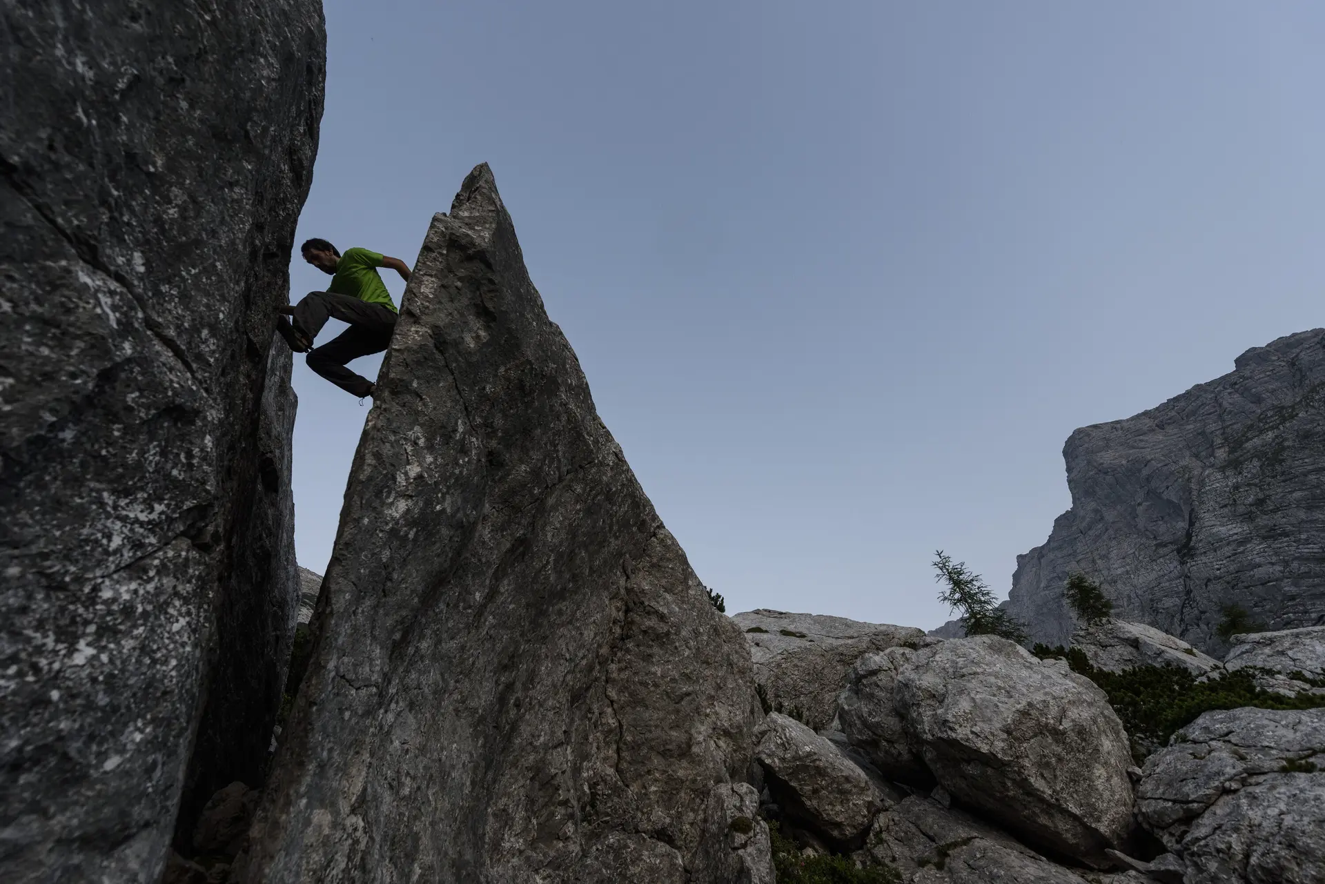 Ein Mann beim Bouldern an einem Outdoor-Fels. | © DAV/Wolfgang Ehn