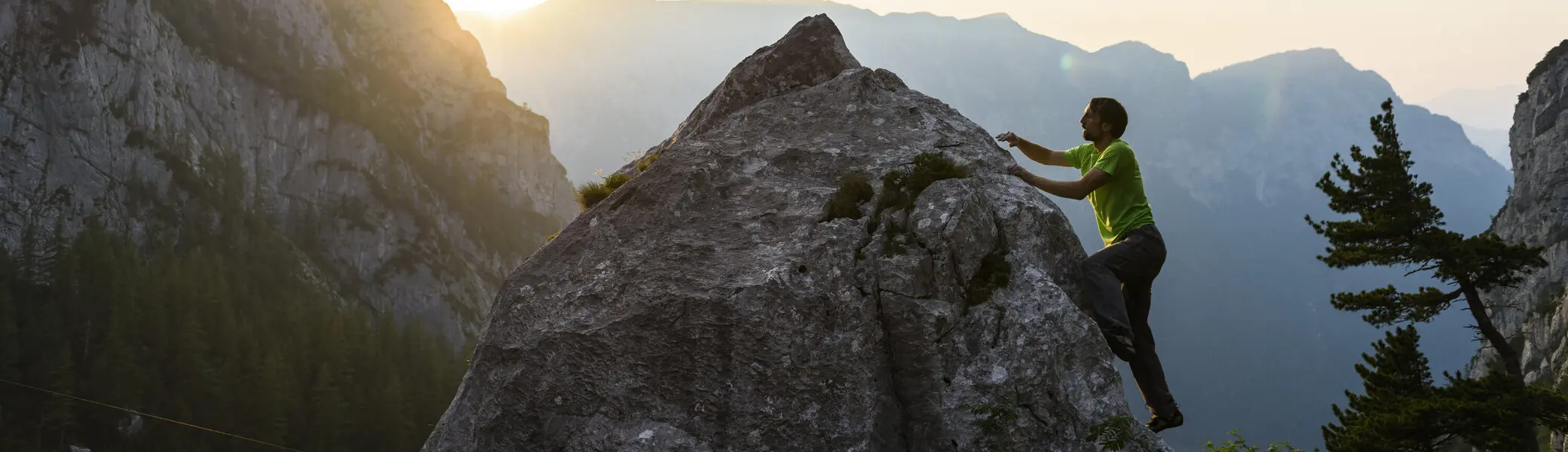 Ein Mann beim Bouldern am Fels. | © DAV/Wolfgang Ehn