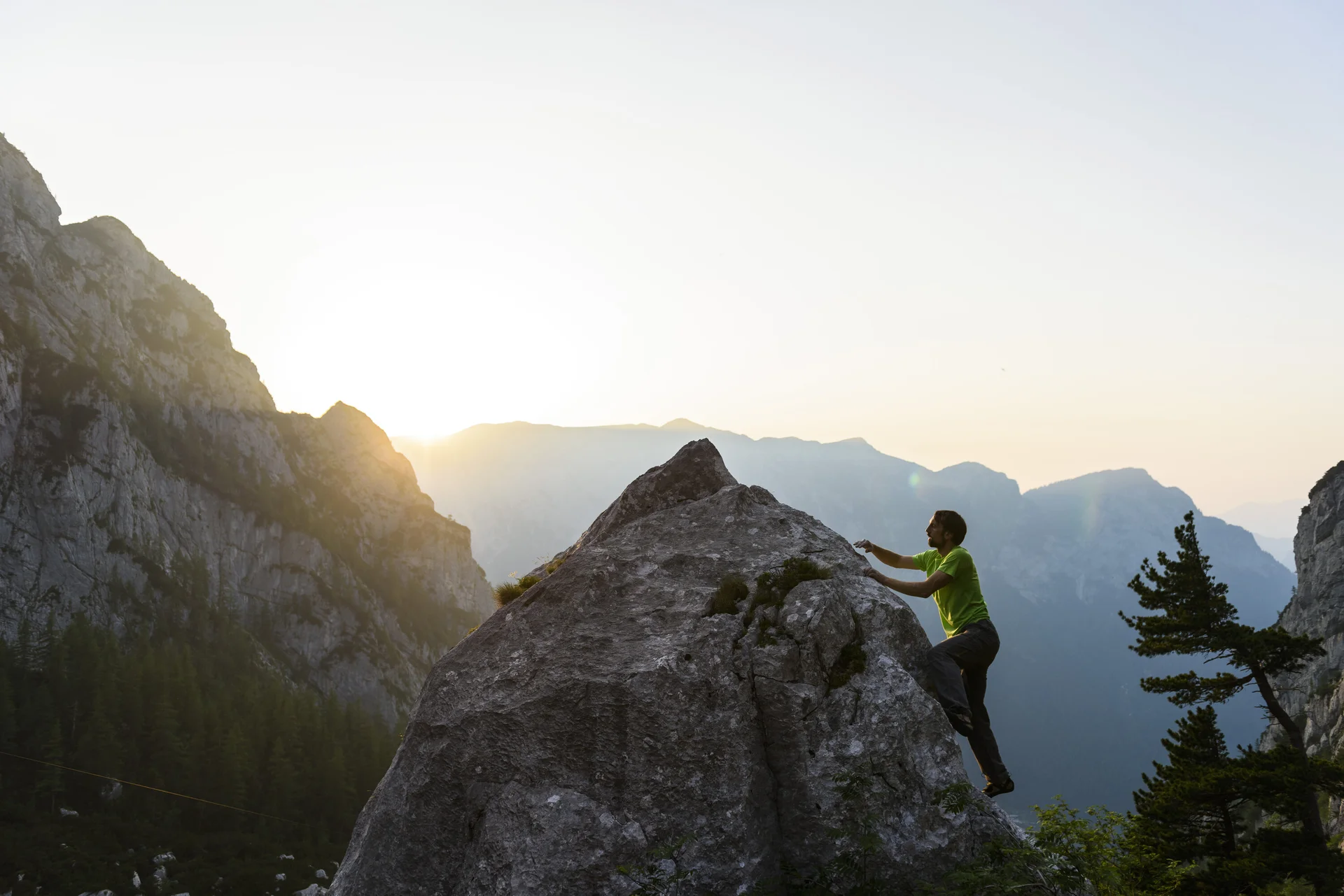 Ein Mann beim Bouldern am Fels. | © DAV/Wolfgang Ehn