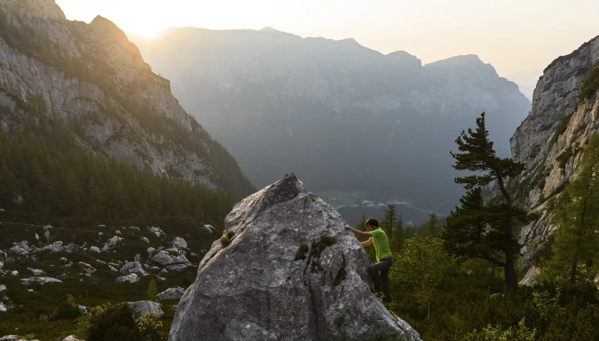 Ein Mann beim Bouldern am Fels. | © DAV/Wolfgang Ehn