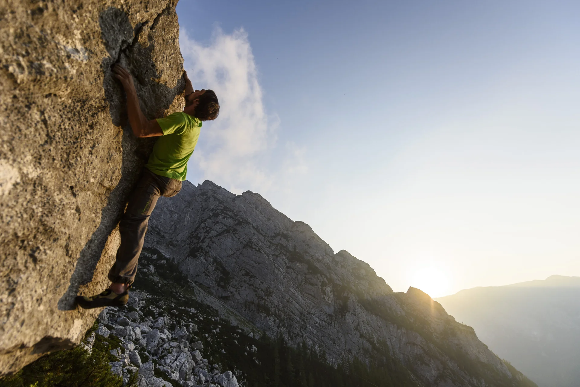 Ein Mann beim Bouldern am Fels im Sonnenuntergang | © DAV/Wolfgang Ehn