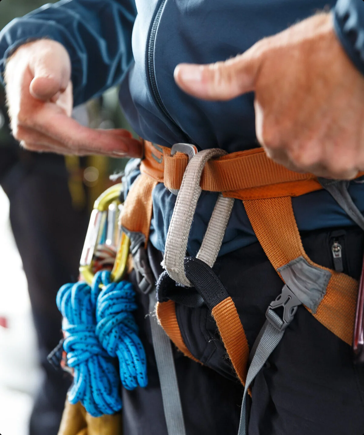 Ein Mann hat einen Klettergurt mit Karabinern um | © DAV/Marco Kost