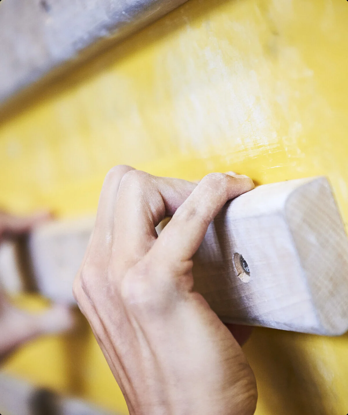 Hände greifen nach Holzelementen an einer Kletterwand | © DAV/Frank Kretschmann