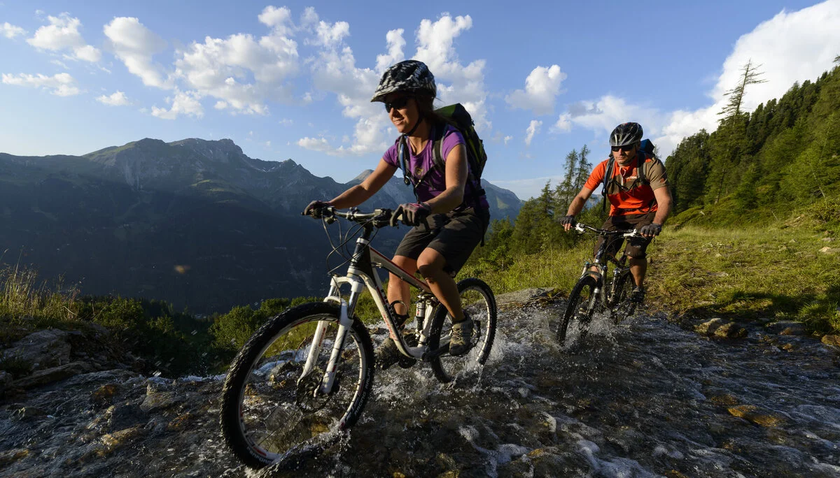 Zwei Mountainbiker in den Bergen | © DAV/Wolfgang Ehn