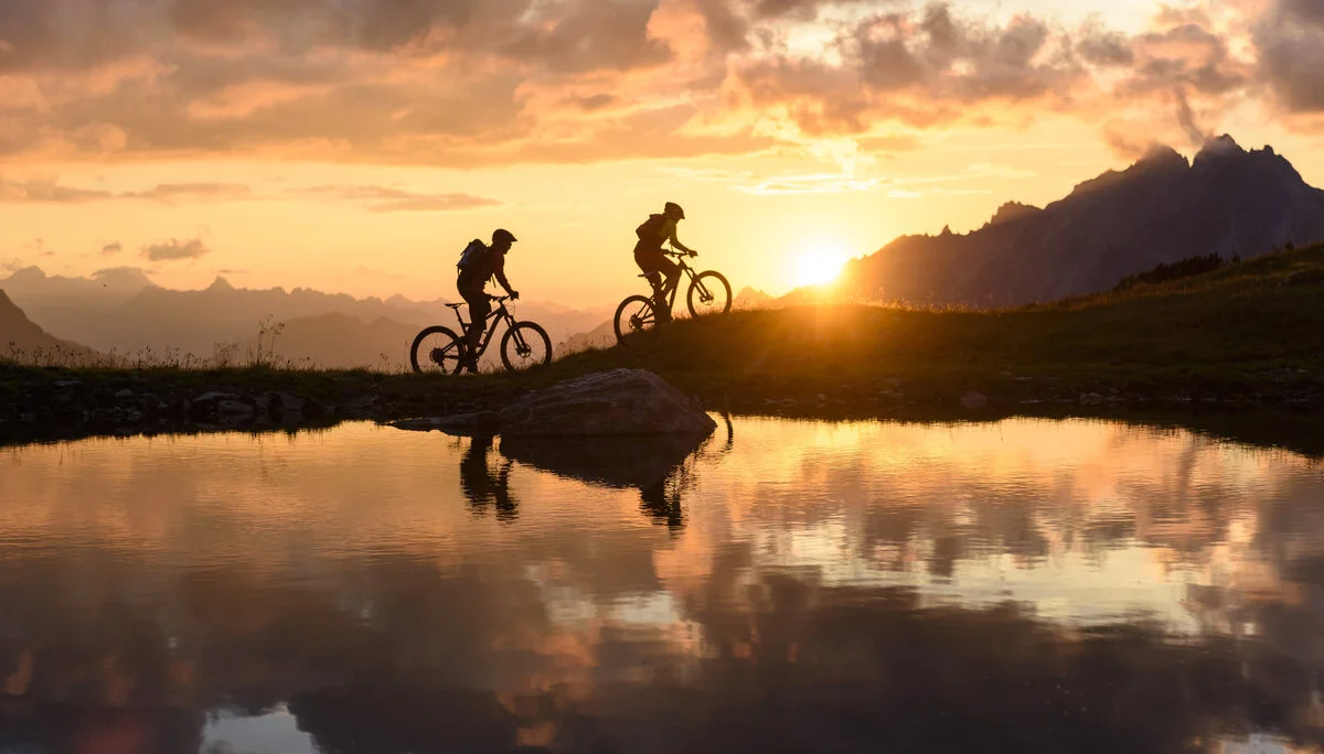 Zwei Mountainbiker im Sonnenuntergang | © DAV/Wolfgang Ehn