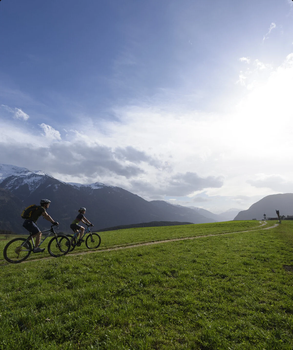 Zwei Mountainbiker auf einer grünen Wiese | © DAV/Wolfgang Ehn