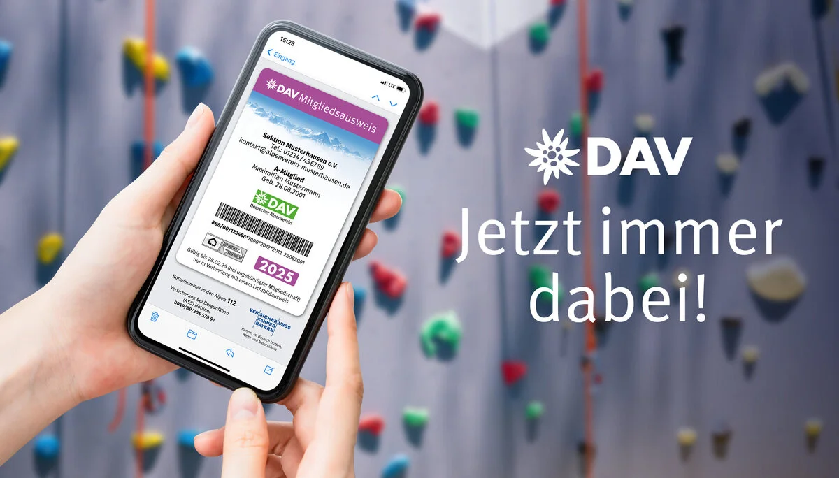 Ein Smartphone mit dem digitalen Mitgliedsausweis im Display | © DAV