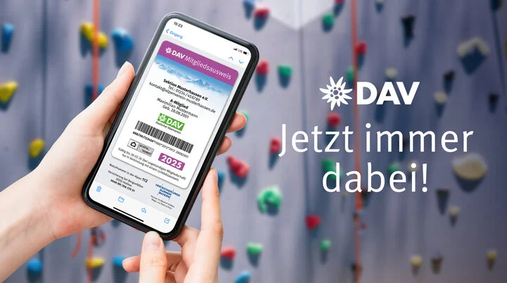 Ein Smartphone mit dem digitalen Mitgliedsausweis im Display | © DAV