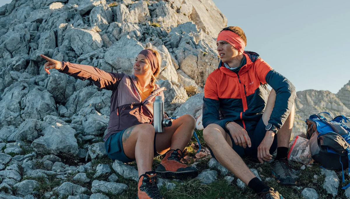 Gemütliche Gipfelrast -eine Frau zeigt einem Mann die Aussicht | © DAV / Julian Rohn