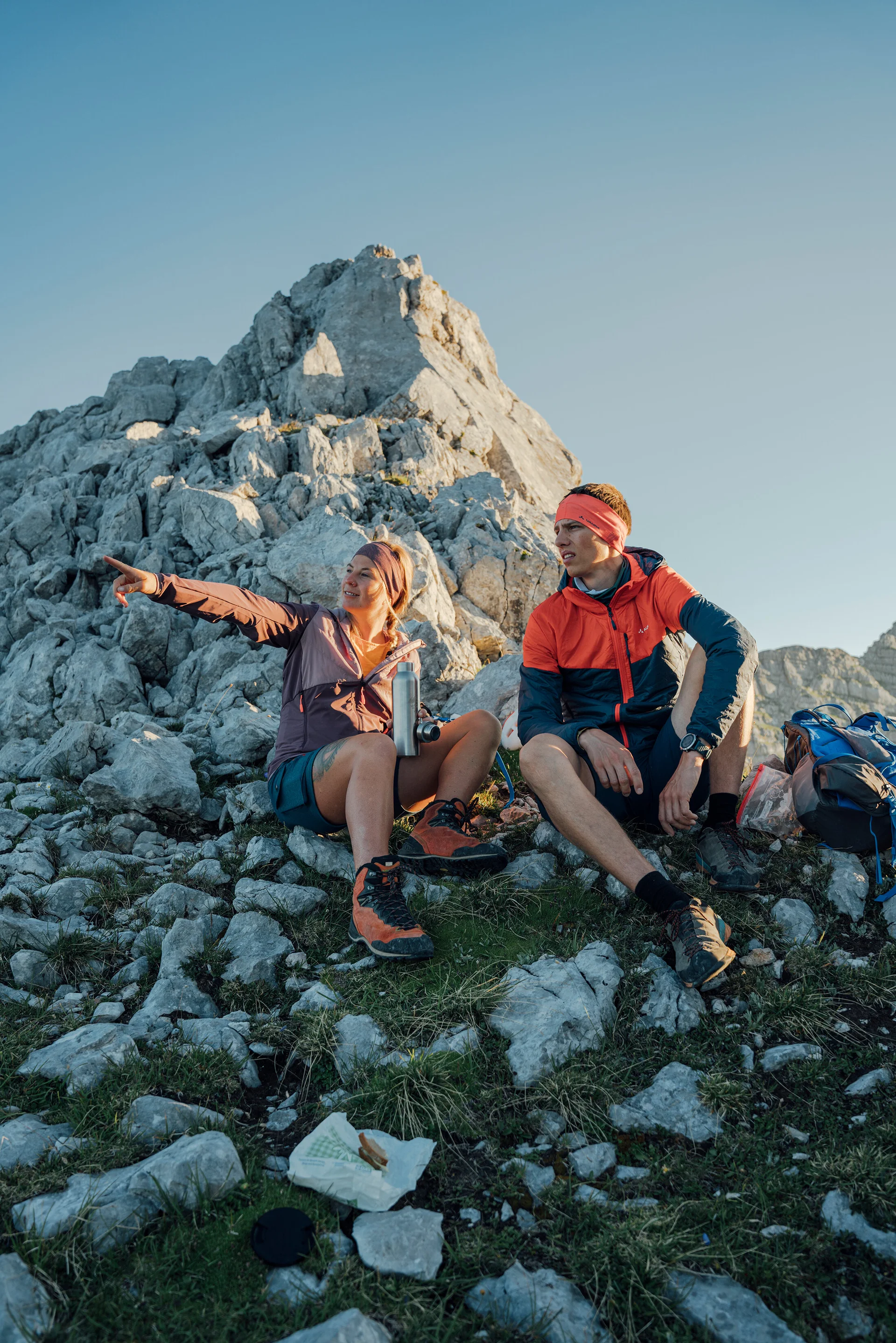 Gemütliche Gipfelrast -eine Frau zeigt einem Mann die Aussicht | © DAV / Julian Rohn