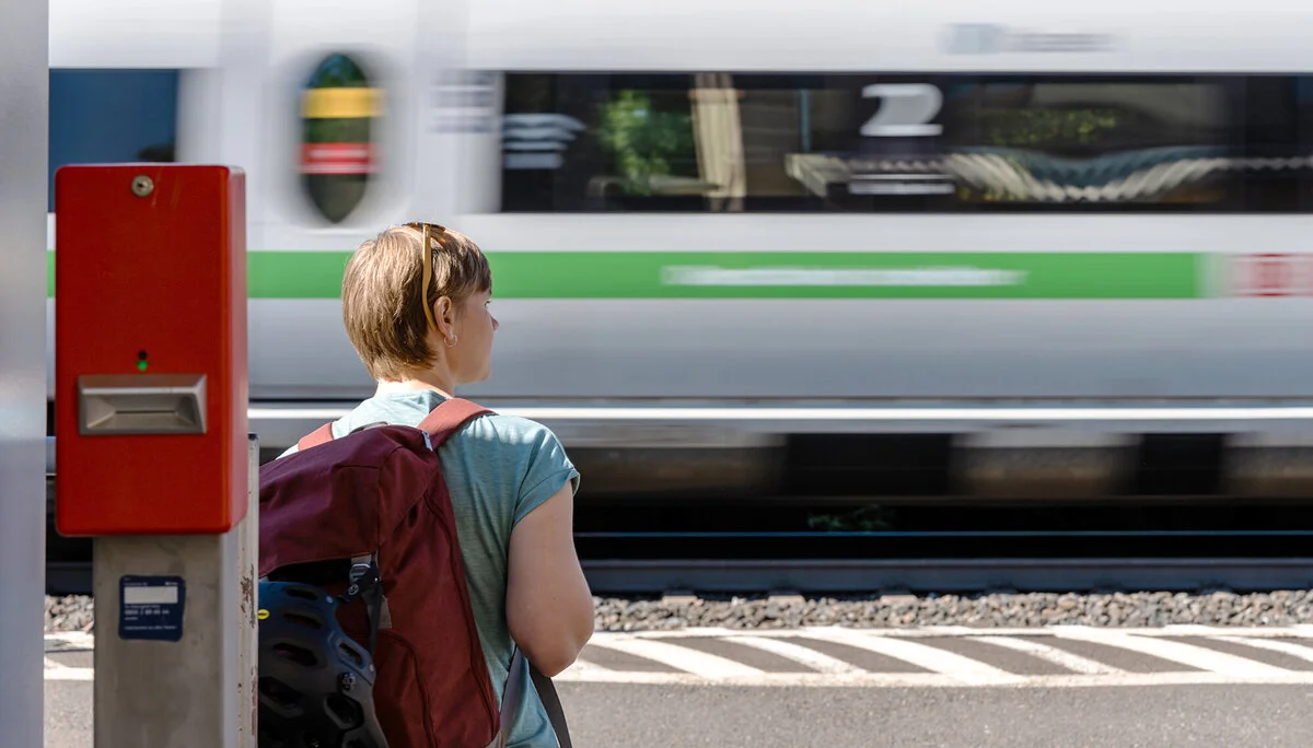 Mobil unterwegs: Eine Frau wartet am Bahnsteig auf den Zug | © DAV / Franz Güntner
