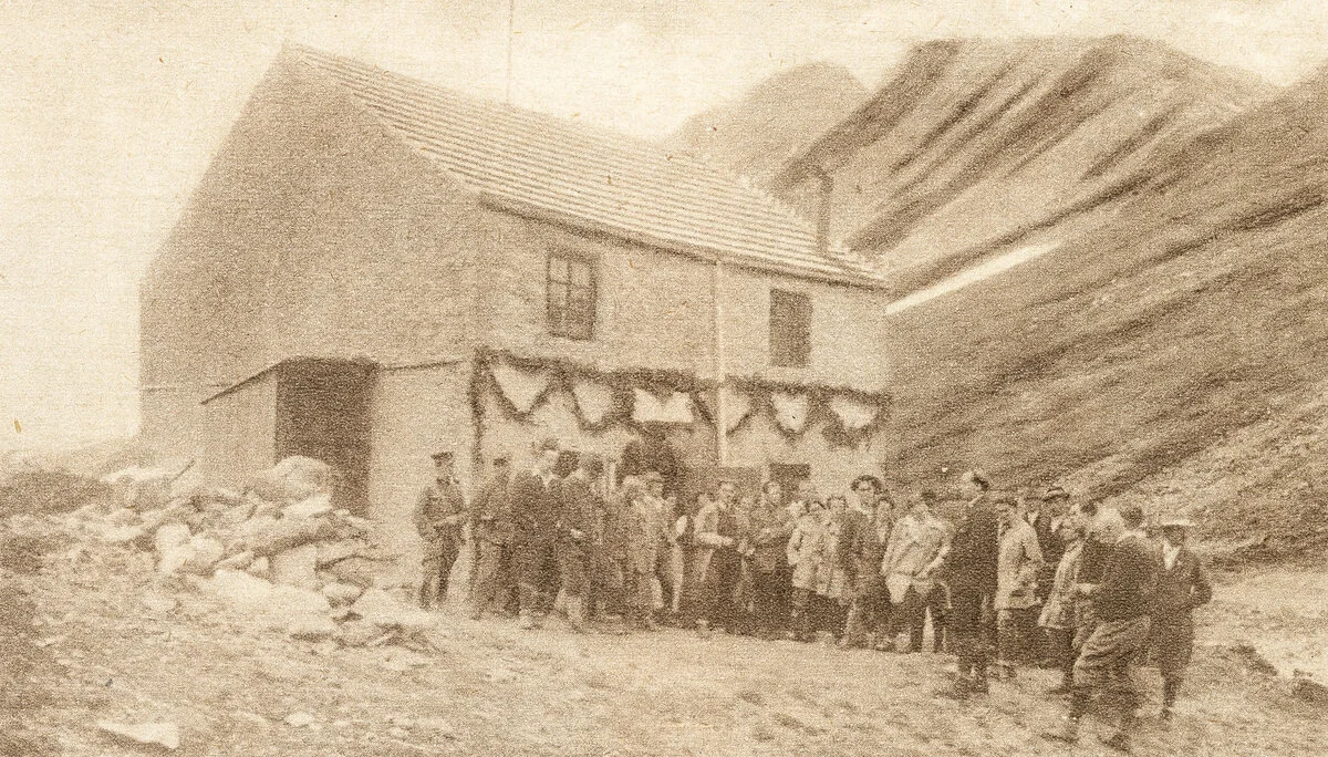 Gruppe vor der Glorer Hütte, 1929. Aus dem Tourenbuch von Rudolf Reif | © ÖAV/Museum Archiv