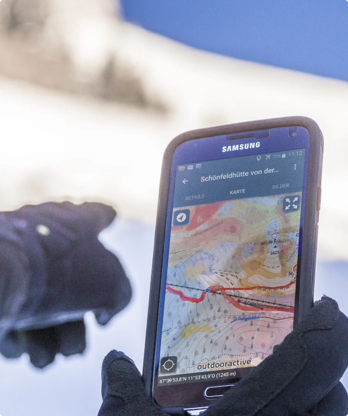 Orientierung mit der Webseite alpenvereinaktivcom, die in einem Smartphone aufgerufen ist. | © DAV /Silvan Metz