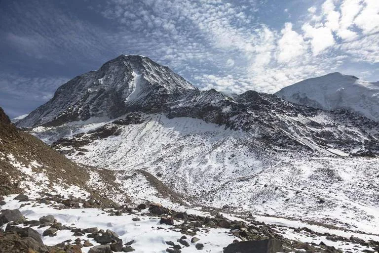 Beim Anstieg zur Goûter-Hütte muss das Grand Couloir (hinter dem rechten Grat) gequert werden – Steinschlaggefahr inklusive. | © AdobeStock/almostfuture