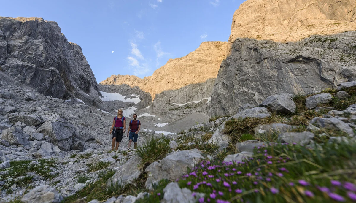Zwei Wanderer in einem Geröllfeld | © DAV/Wolfgang Ehn
