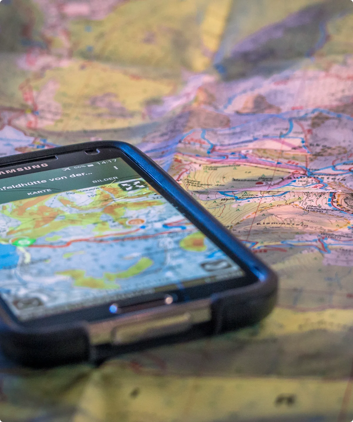 Smartphone  - im Display eine Bergkarte | © DAV /Silvan Metz