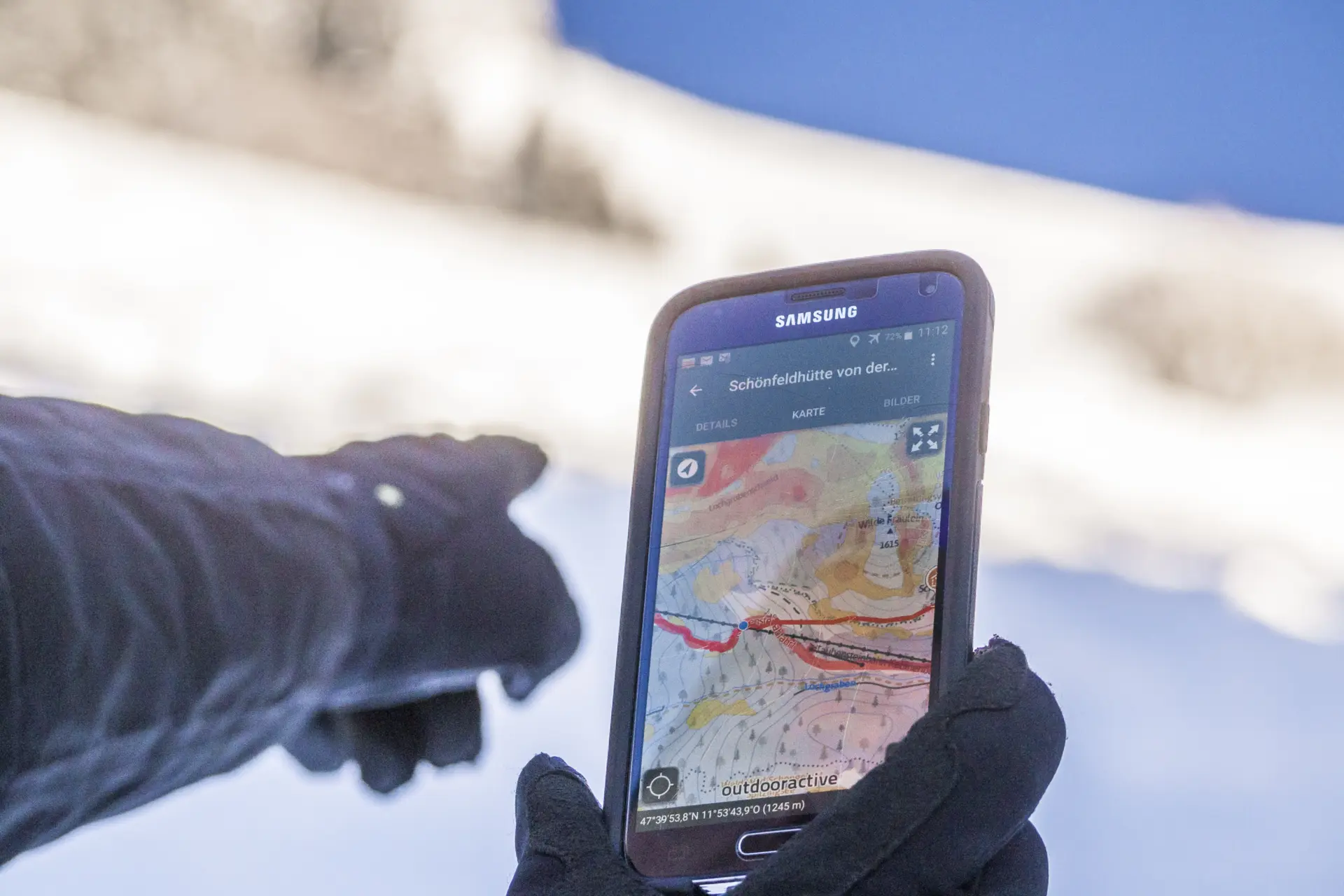 Orientierung mit der Webseite alpenvereinaktivcom, die in einem Smartphone aufgerufen ist. | © DAV /Silvan Metz