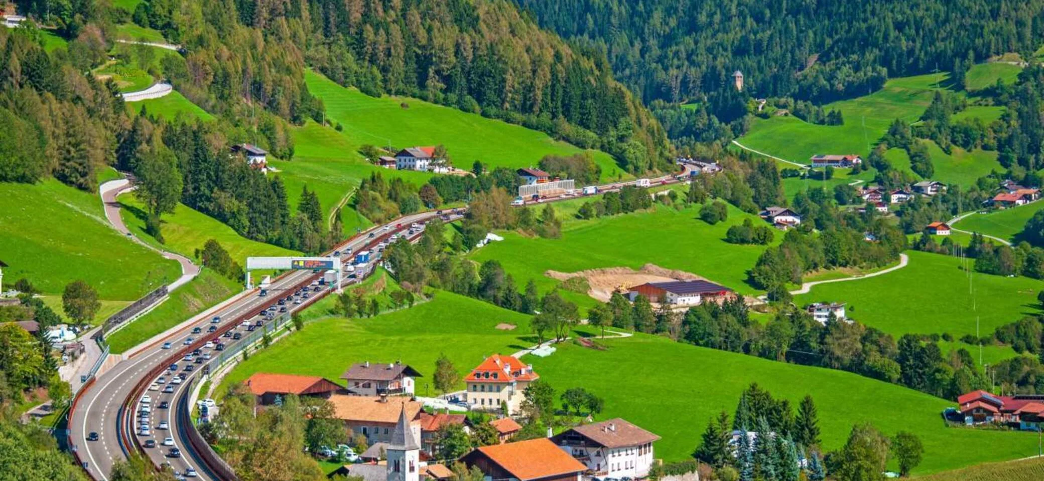 Wer zu Urlaubszeiten mit dem Auto durch die Alpen reist, sollte viel Geduld mitbringen. | © AdobeStock