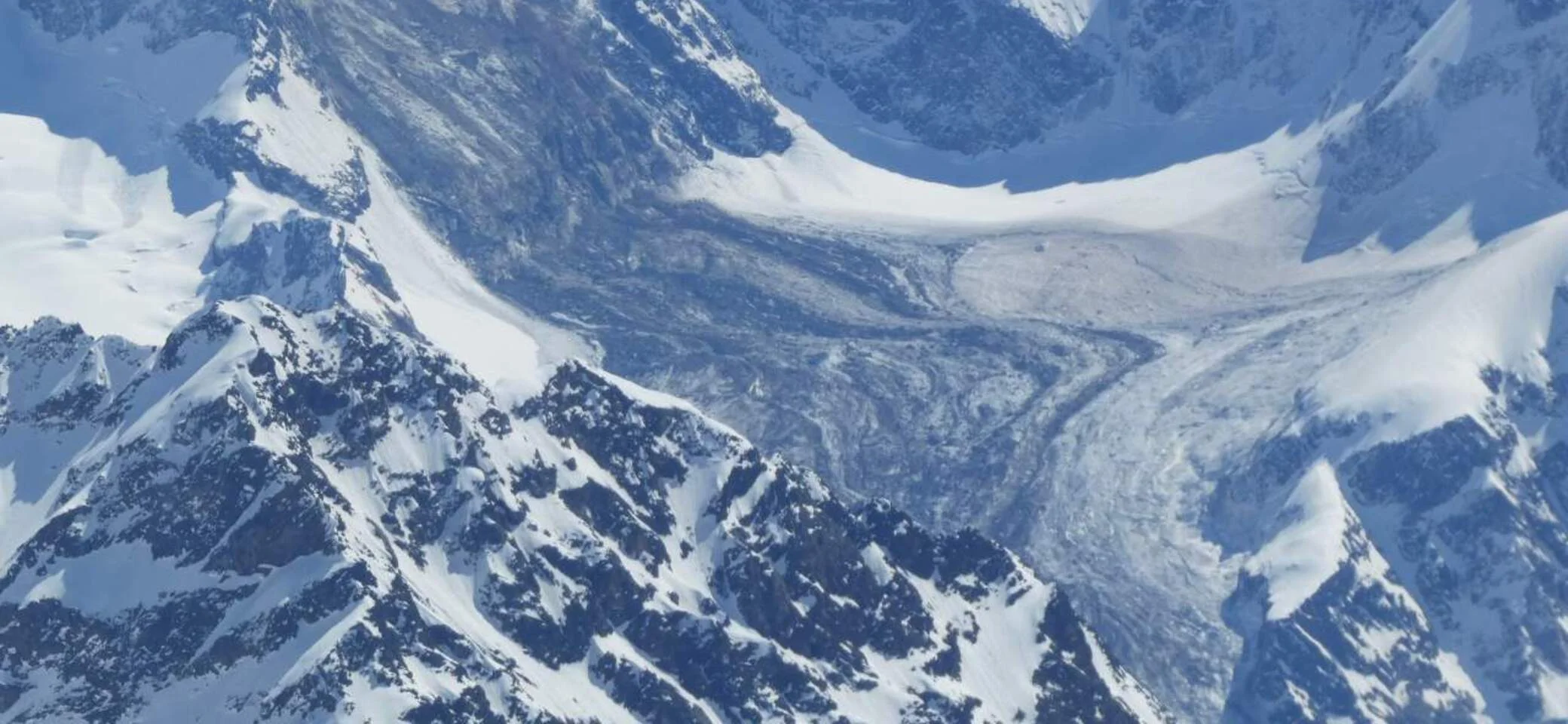 Klaffende Wunde im „Festsaal der Alpen“ (aufgenommen ca. 6 Stunden nach dem Ereignis vom Gipfel des Piz Nair). | © Manfred Scheuermann